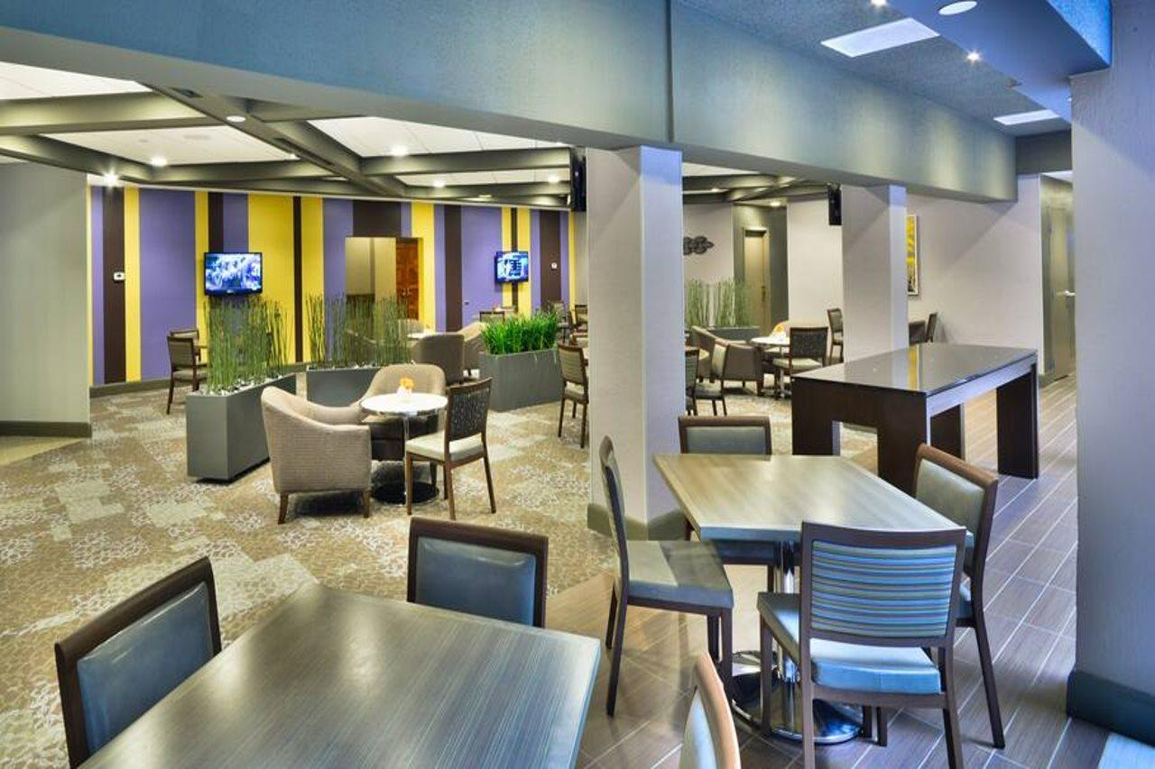 Embassy Suites By Hilton Denver Central Park Exteriör bild
