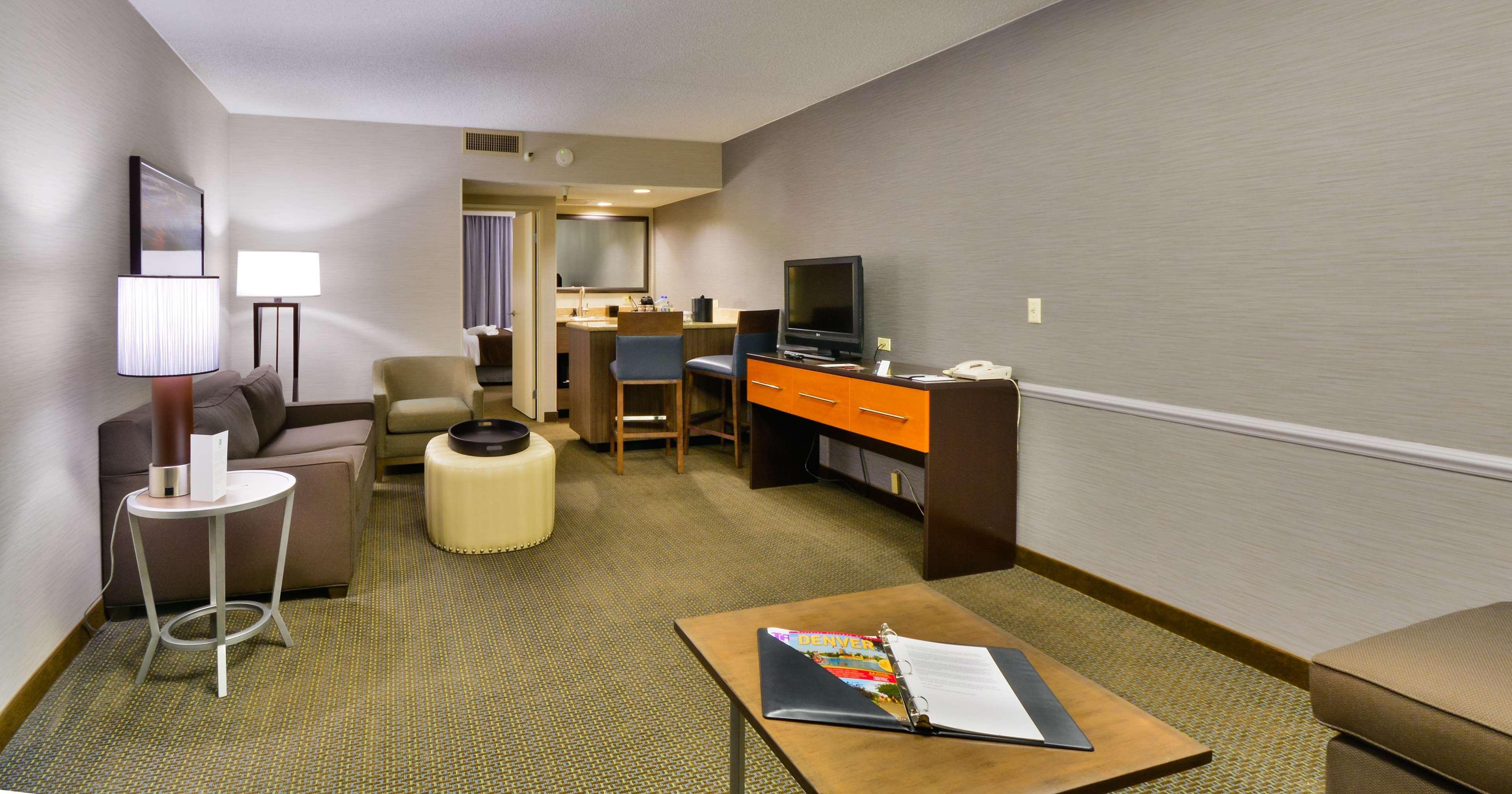 Embassy Suites By Hilton Denver Central Park Rum bild