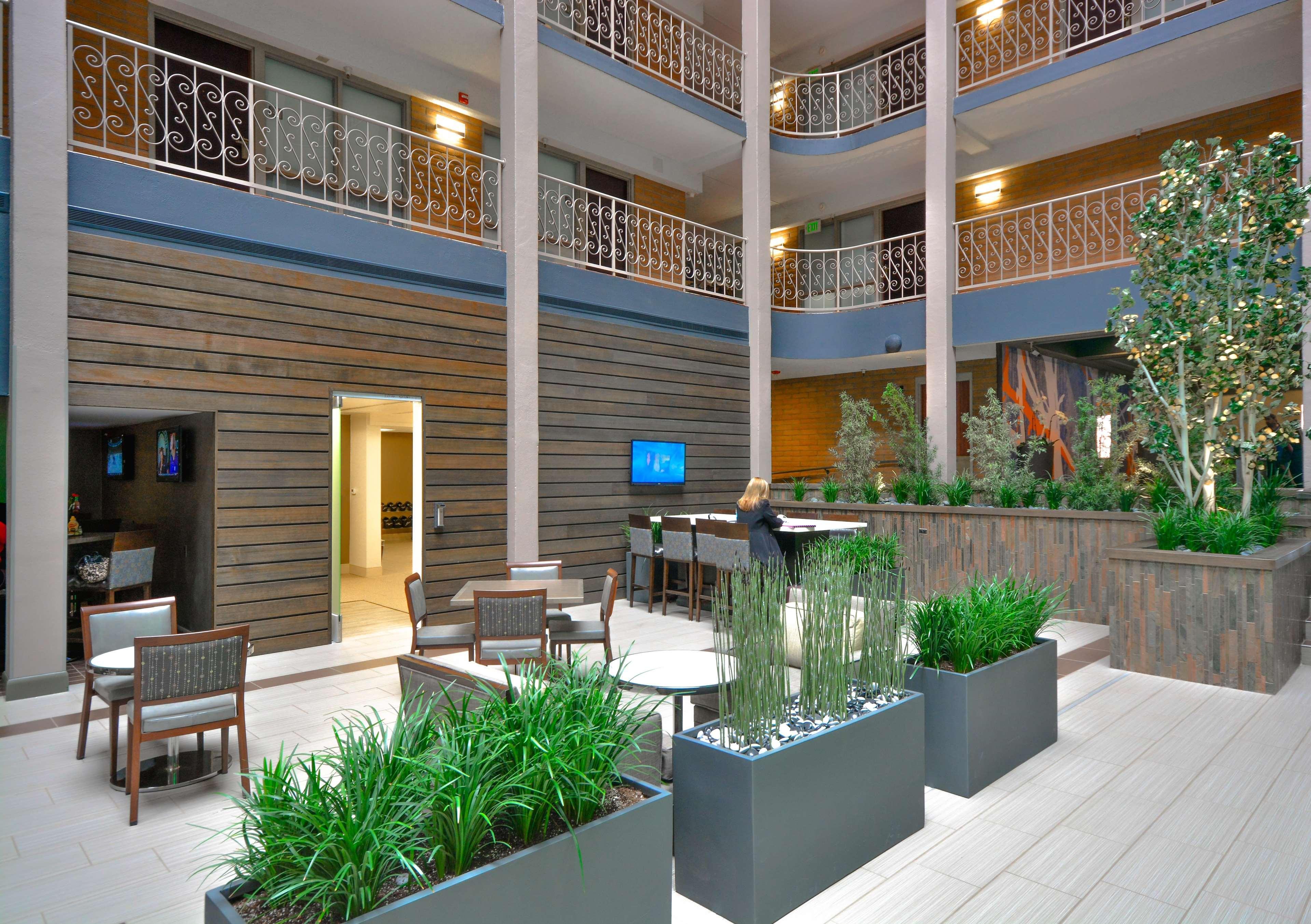 Embassy Suites By Hilton Denver Central Park Inreriör bild