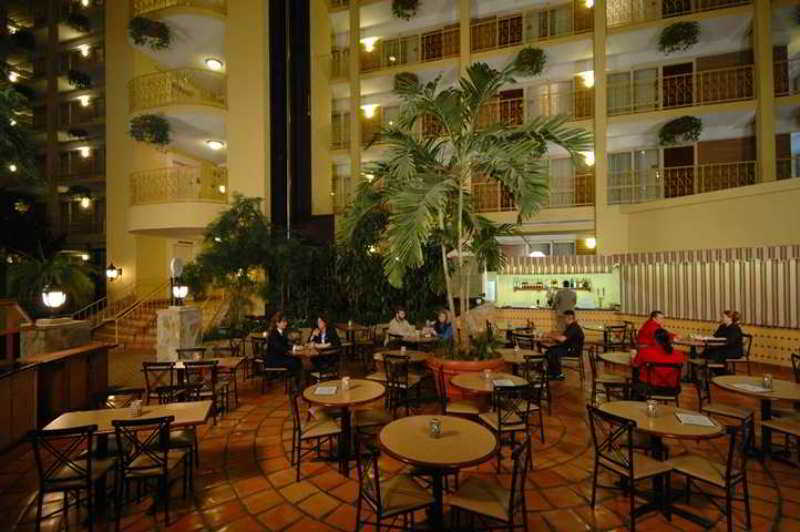 Embassy Suites By Hilton Denver Central Park Exteriör bild